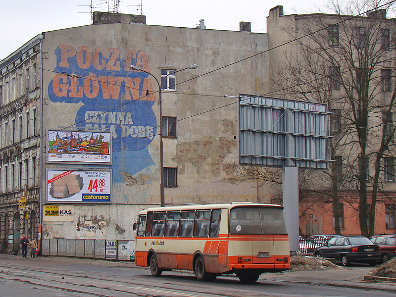 Na muralowym tle