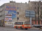 Na muralowym tle